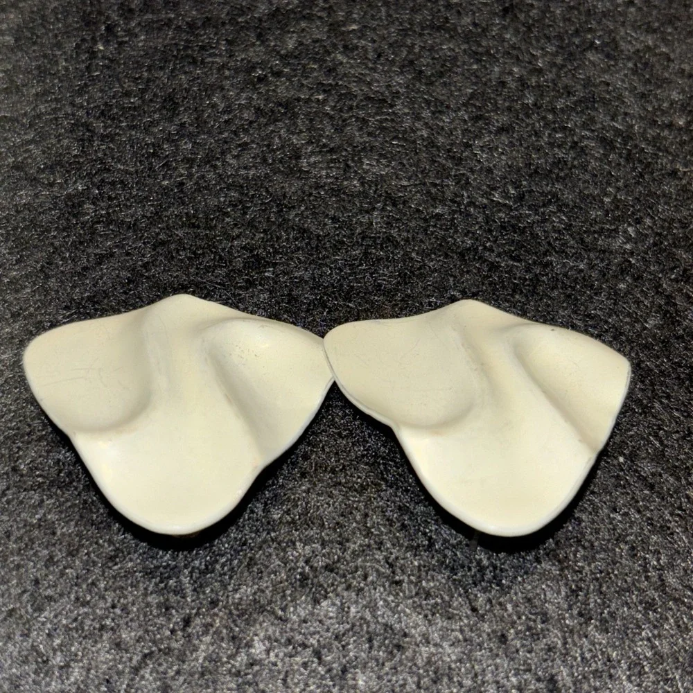 1980's Vintage White Color Diamond Shaped Rippled Metal Fashion Earrings